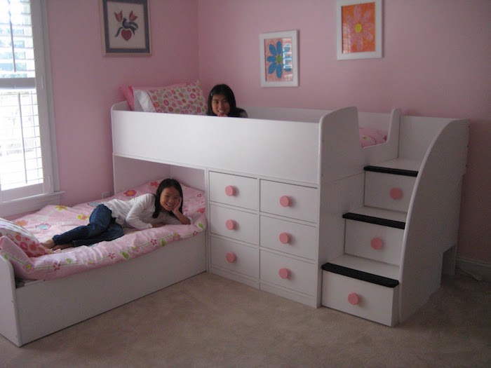 ein rosa Zimmer von zwei Schwestern, kleine Bilder an den Wänden, Hochbett mit Treppen - schöne Zimmer