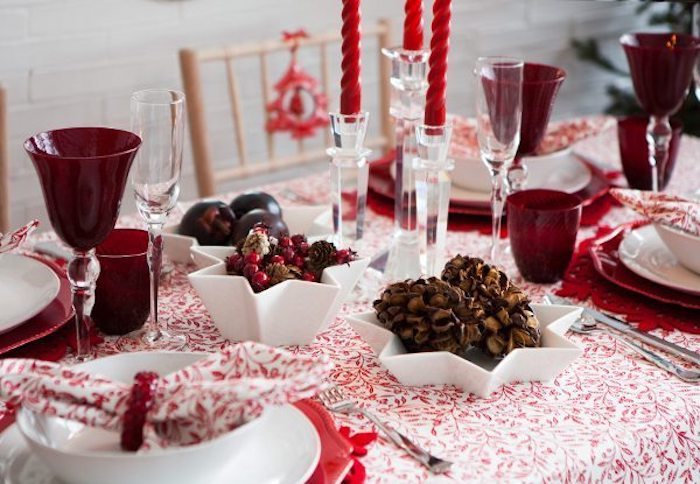 tischdekorationen für die weihnachtszeit weihnachten zu hause fröhliche feste rot weiße tischdeko ideen rote kerzen