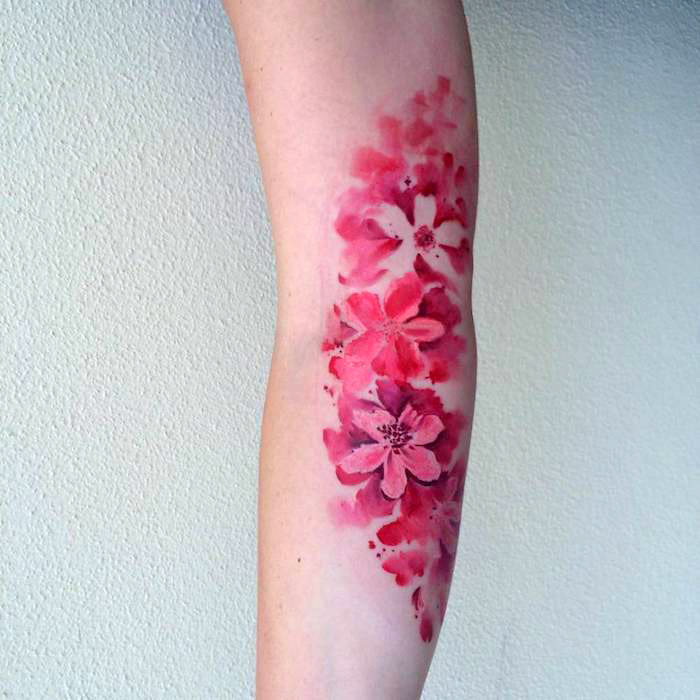 blumenranke tattoo am arm, farbige tätowierung mit blumen-motiv 