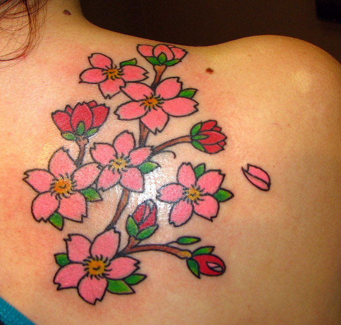 tattoos mit bedeutung, blumenranke mit rosa blüten, tattoos für frauen