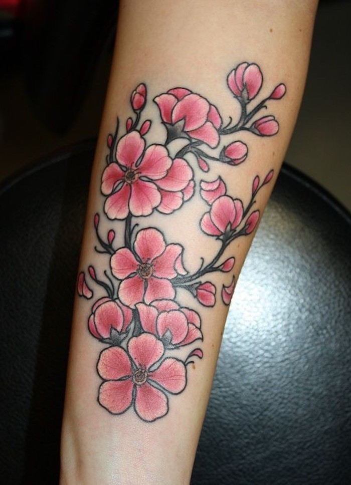 blumenranke tattoo, rosa kirschblüten am unterarm, blumen tattoos