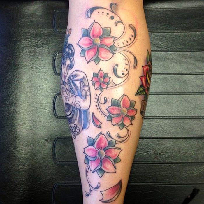 blumenranke tattoo, große tätowierung am bein mit rosa kirschblüten