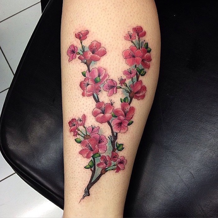 blumenranke tattoo am bein, zweig mit roten kirschblüten