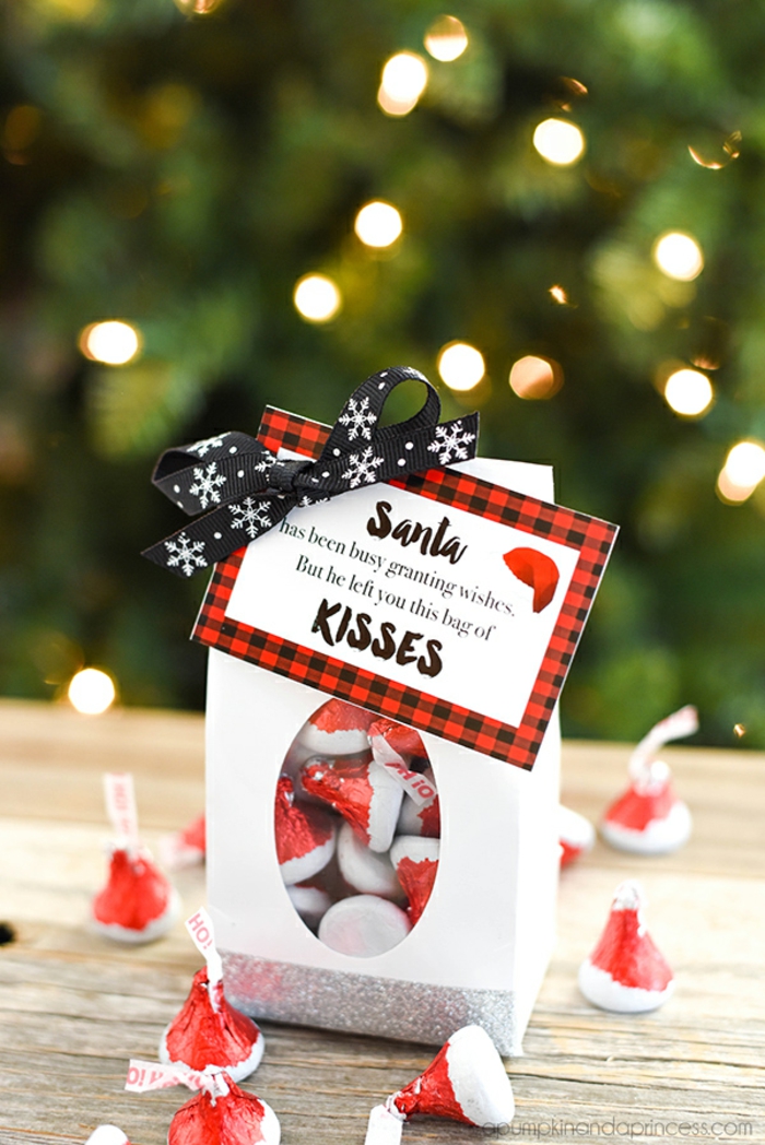 Pralinen mit personalisiertem Etikett zu Weihnachten schenken, schwarzes Bands mit weißen Schneeflocken