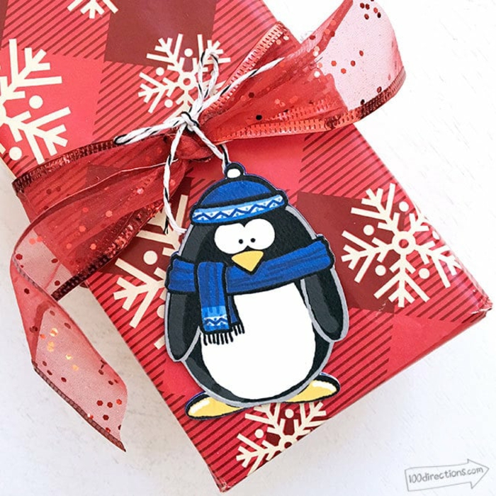 Geschenkverpackung mit großem Band und Pinguin-Anhänger, Ideen für Kindergeschenke