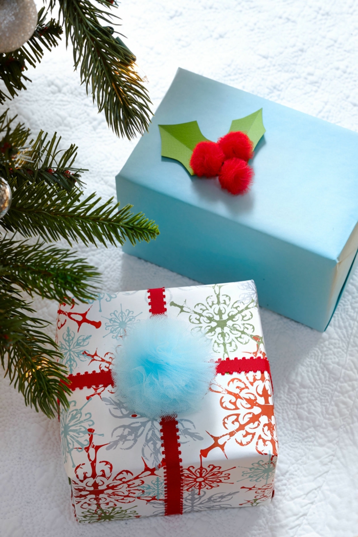 Weihnachtsgeschenke unter dem Tannenbaum, schön verpackt und verziert, Weihnachtsüberraschungen für alle