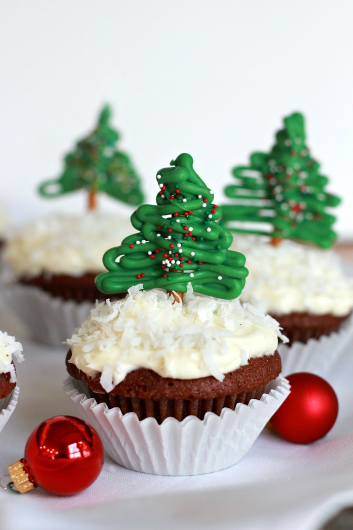 Cupcakes mit Christbäumchen, schöne Überraschung zu Weihnachten, kleine rote Christbaumkugeln