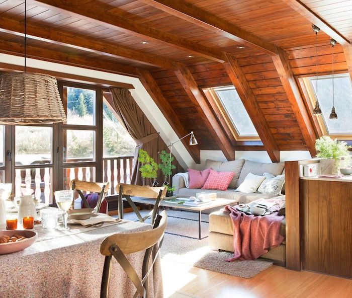 wohnung einrichten wohnzimmer mit esstisch landhausstil lampe über dem tisch sofa für die ganze familie kissen in rosarot terrasse