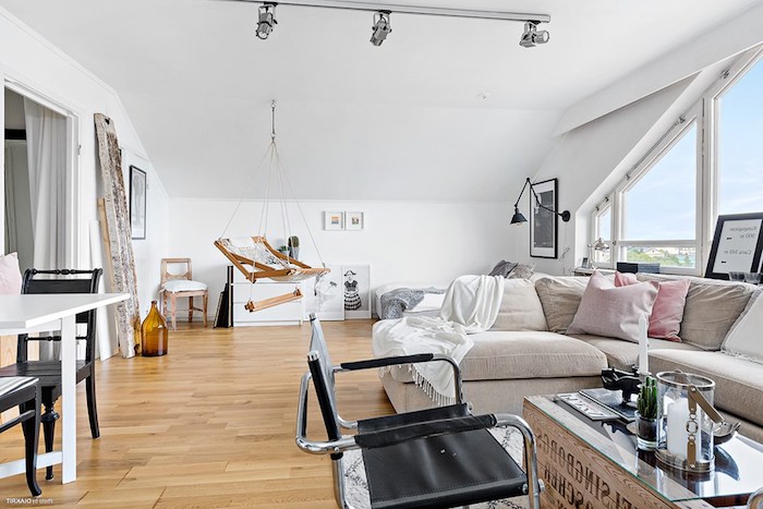 kleine wohnung einrichten einzimmerwohnung mansarde hängender stuhl esszimmer küche und wohnbereich auf einmal großes sofa