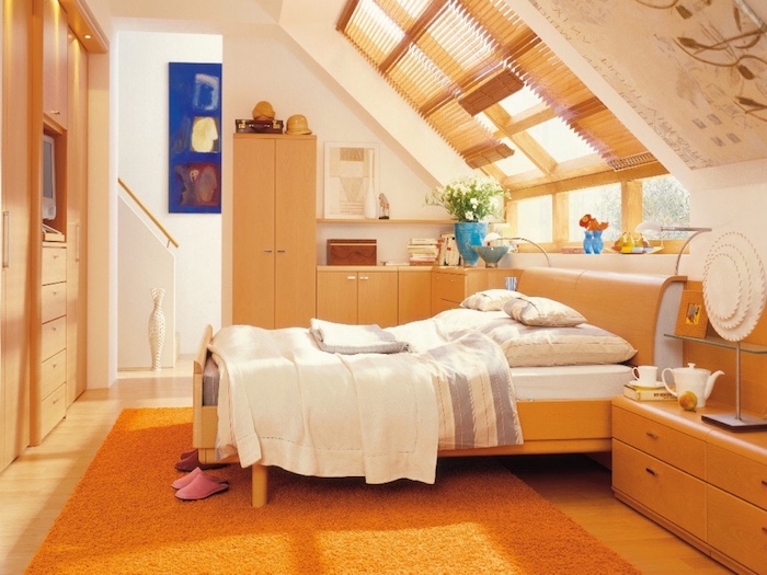 dachgeschosswohnung dachwohnung ideen blaue wanddeko wandbild schlafzimmer auf dem letzten stock maisonette oranger teppich