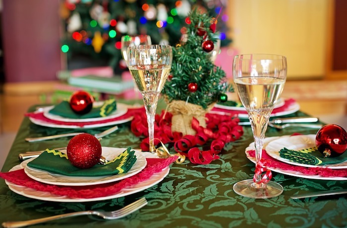 Weihnachtstischdeko grüne decke zu weihnachten weihnachtstisch dekorieren und verzieren hohe gläser für wein weißein