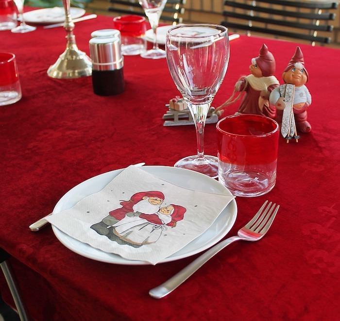 Weihnachtstischdeko rote tischdecke und servietten mit weihnachtlichen motiven tolle idee 