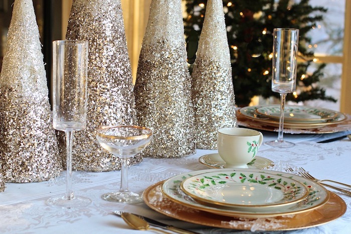 weihnachten inspirierende bilder zum beliebten fest tolle idee kerzen mit goldenem glitzer teller gläser