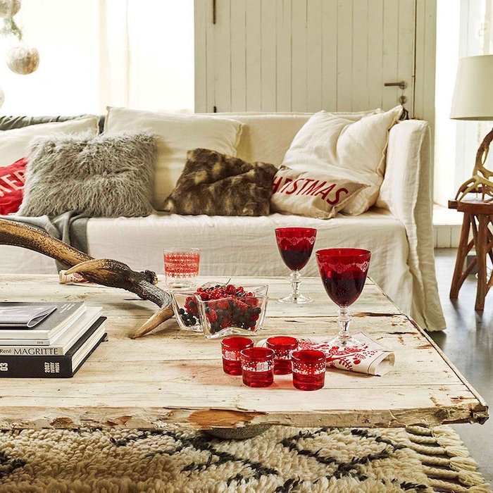 weihnachten weihnachtsbilder zum inspirieren rote gläser holztisch hölzerne möbel sofa mit dekokissen ideen zum getsalten