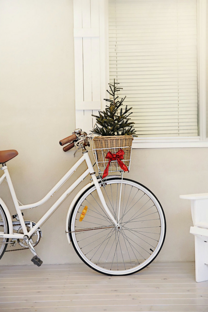 Kleines Christbäumchen im Fahrradkorb, mit rotem Band verziert, Idee für Weihnachtsdekoration