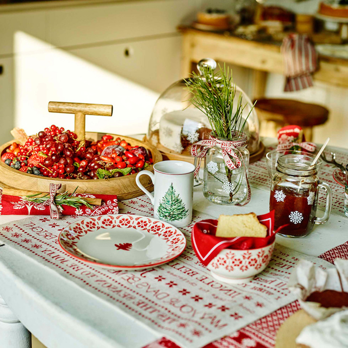 weihnachten winterfeste weihnachtliche stimmung selber schaffen rote beere schüssel deko in weiß und rot