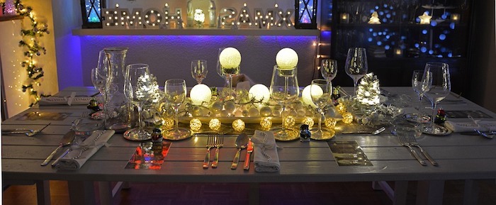 tischdekorationen den tisch zu weihnachten dekorieren lechtende dekorationen lampen kerzen led lichter schönes flair zu hause