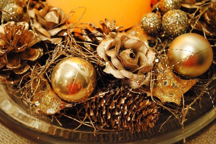 weihnachtsdeko in goldener farbe schöne dekorationen zum fest weihnachten schön verzieren
