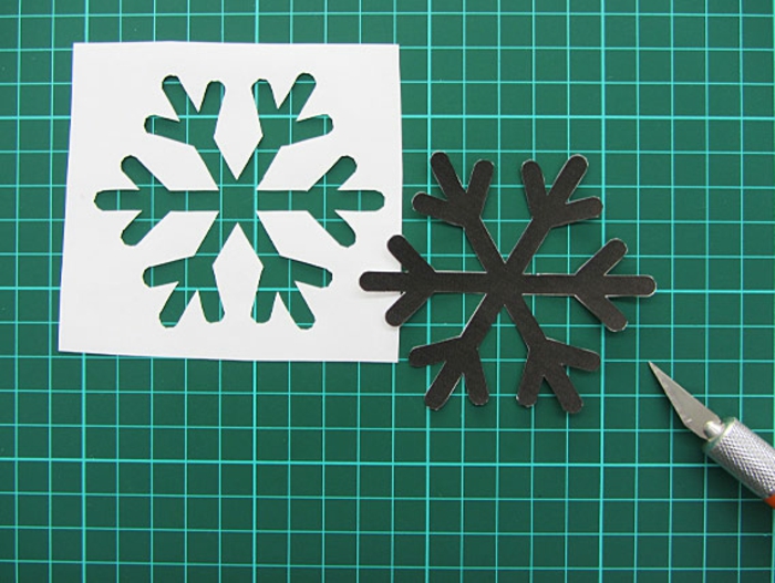 Weihnachtskarte selbst gestalten, Schneeflocke mit Cutter ausschneiden, DIY Idee für Erwachsene
