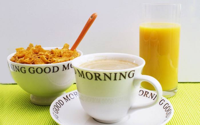 eine Tasse Kaffee, Cornflakes, ein Glas Orangensaft - die Grundlagen eines gesunden Frühstück - Guten Morgen Bilder