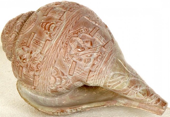 Muschel als Musikinstrument, Muschel mit Schnitzereien, die Pyramiden und Tempel darstellen, lackierte Muschel, dekorative Muschel