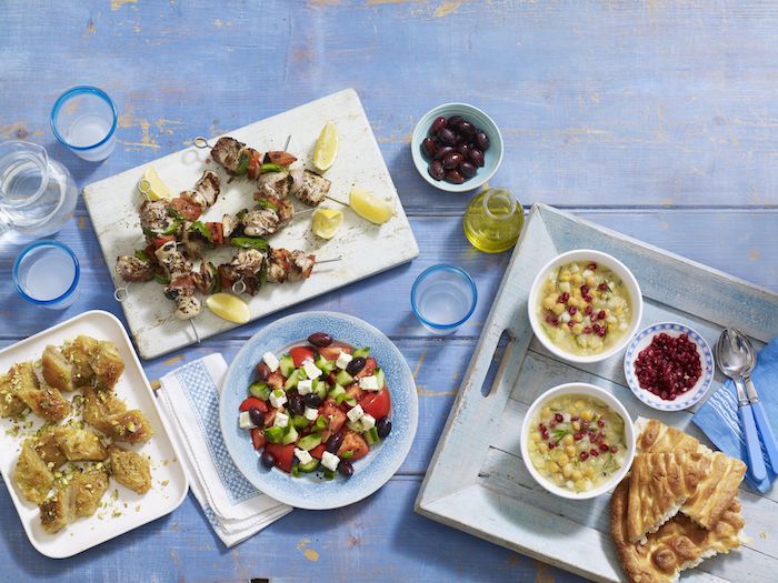 flug athen kulinarische reise nach athen blauer tisch baklava mousaka oliven griechischer salat mediterranes essen ouzo zitronen grill barbeque meeresessen