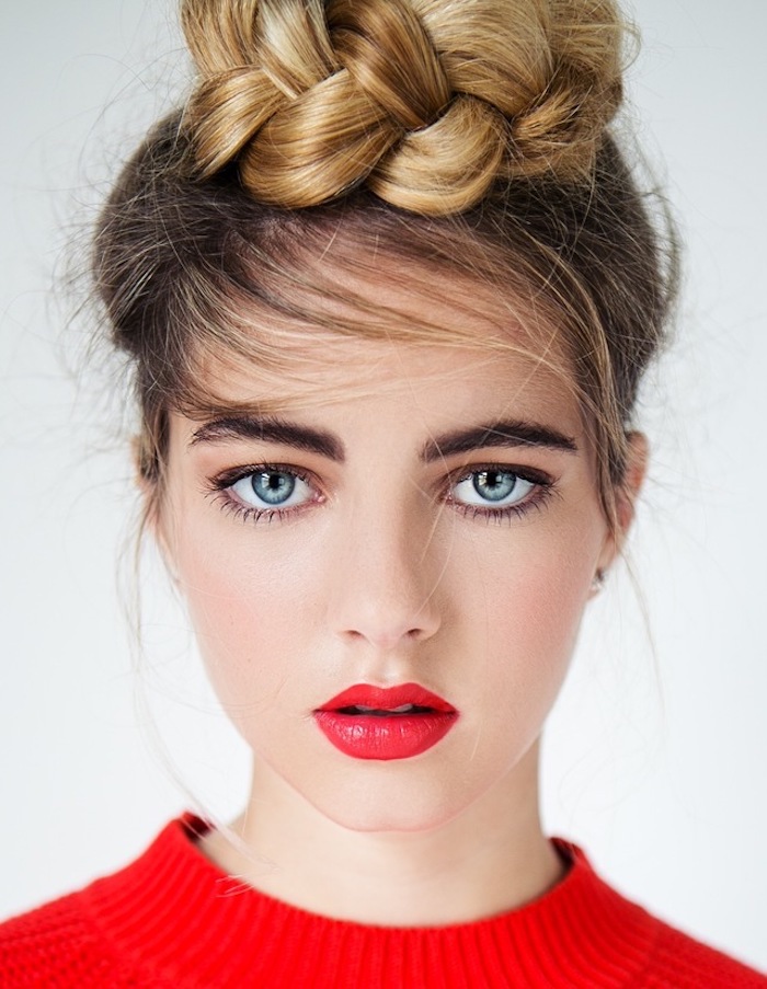 mittellange haare ombre blond in zopf gestalten rote lippen rote bluse dicke augenbrauen blaue augen model