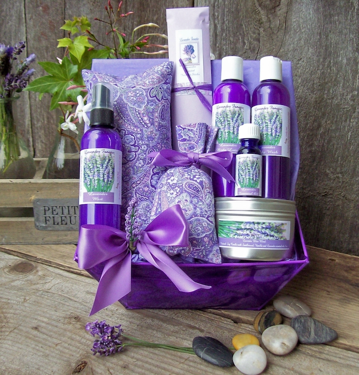 geschenkideen für beste freunding geschenkset in lila violete farbe spa wellness kosmetik für frauen schleifen deko steine blume gel dusche naturelles öl bio kosmetik