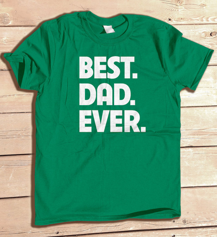 Weihnachtsgeschenke für Eltern - ein grünes T-Shirt mit weißen Buchstaben für Vater
