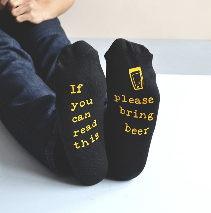 Coole Geschenkideen zu Weihnachten, lustige Socken für Männer, bitte das Bier bringen