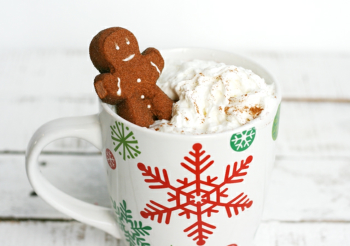 Weiße Tasse selber anmalen und zu Weihnachten schenken, heiße Schokolade mit Sahne