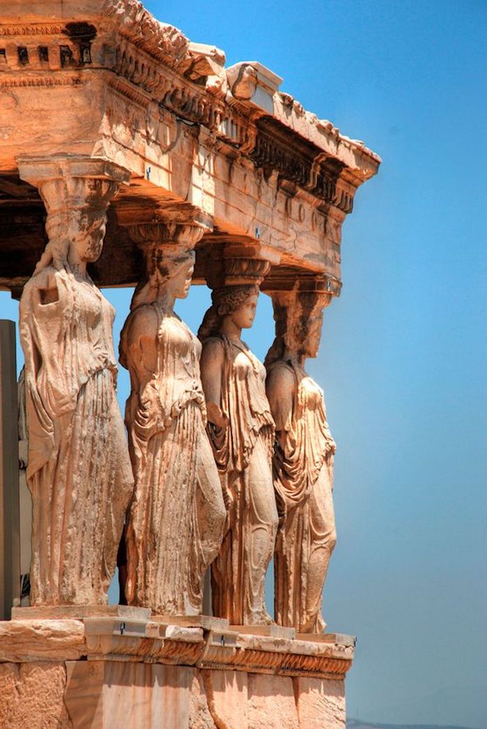athen sehenswürdigkeiten die akropole statuen von frauen die mit ihren haaren die decke halten altgriechische architektur