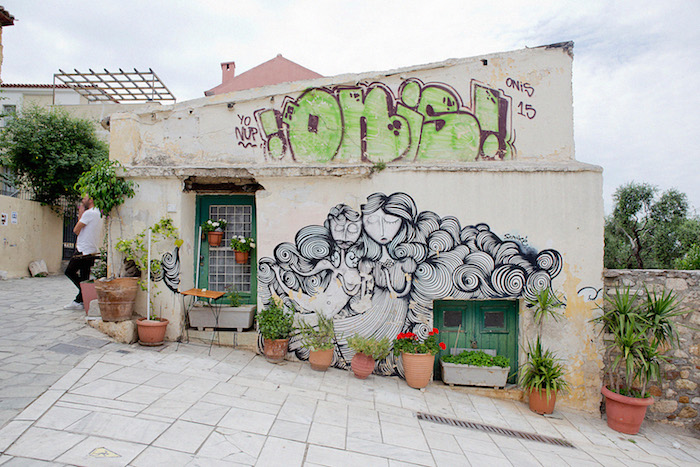 griechenland athen grafitti bunte wandgestaltung in athen straßenkunst kunst malerei wanddeko pflanzen palmen in töpfer