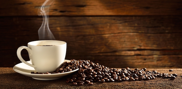 Guten Morgen Kaffee - eine weiße Tasse Kaffee, um den Tag zu beginnen