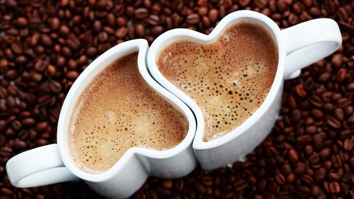 Guten Morgen Kaffee für ein Paar, zwei Tassen in der Form von Herzen