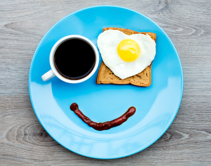 Guten Morgen Grüße - ein blaues Teller, Spiegelei als Auge und eine Tasse Kaffee