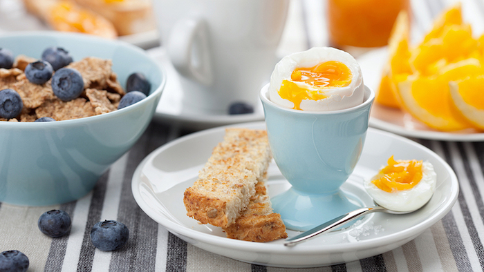 Guten Morgen Grüße - ein gesundes Frühstück mit rohes Ei und Cornflakes