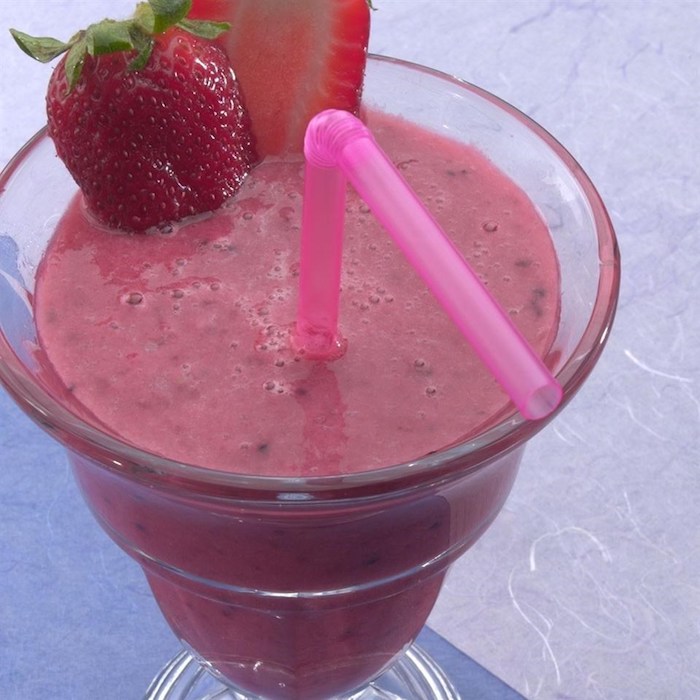 ein gesundes Frühstück ein Mixgetränk aus Erdbeeren mit einem rosa Strahl - Guten Morgen Grüße