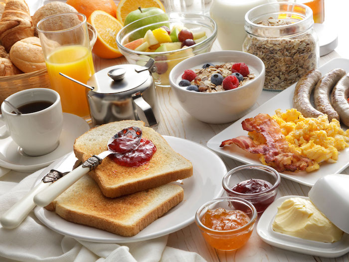 ein gesundes Frühstück - Orangensaft, Kaffee, Müsli, Marmelade und Würstchen - einen wunderschönen guten Morgen
