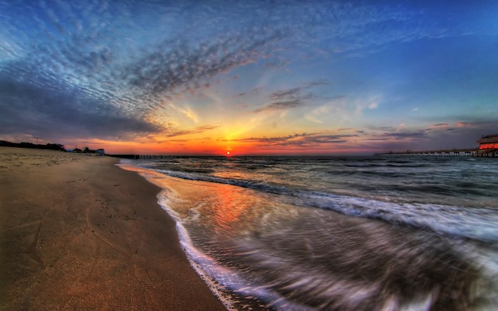 ein bildschönes Foto von dem Sonnenaufgang über das Meer - einen wunderschönen Guten Morgen