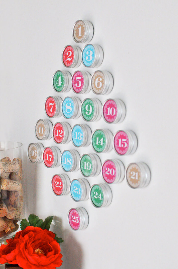 fünfundzwanzig runde Schachtel in viele Farben formen einen Weihnachtsbaum - Adventskalender basteln für Männer