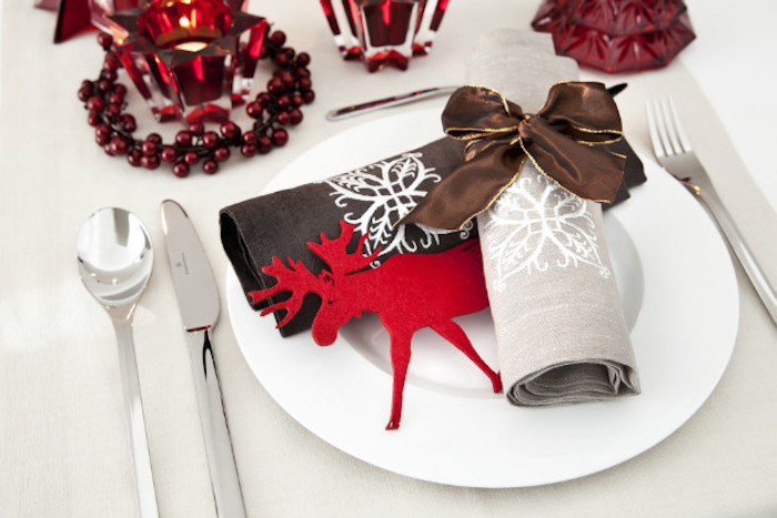 weihnachten deko weihnachtsdeko ideen weiße teller roter elch serviette rote beeren löffel und messer weiße malerei deko