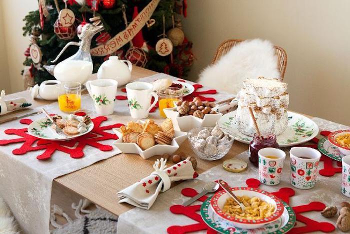 weihnachten deko tischdeko voll ausgestatteter tisch gedeckter tisch zum weihnachtsfest schneeflocken deko ideen servietten falten
