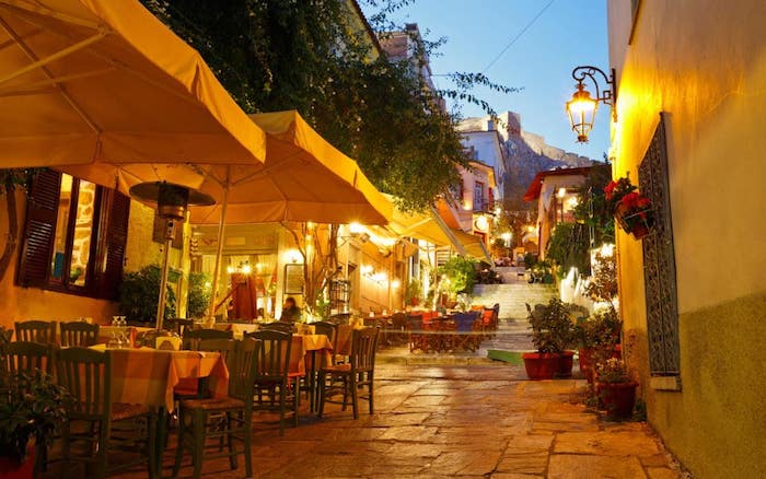 sehenswürdigkeiten athen athens am abend straße mit straßenlokals restaurant mediterran schöne sehenswürdigkeiten