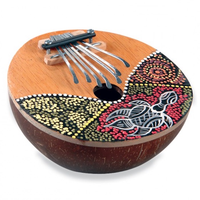 Lamellophon aus Afrika mit runder Form, dekoriert mit kleinen Perlen in verschiedenen Farben, Decke mit Schildkrötenmotiv