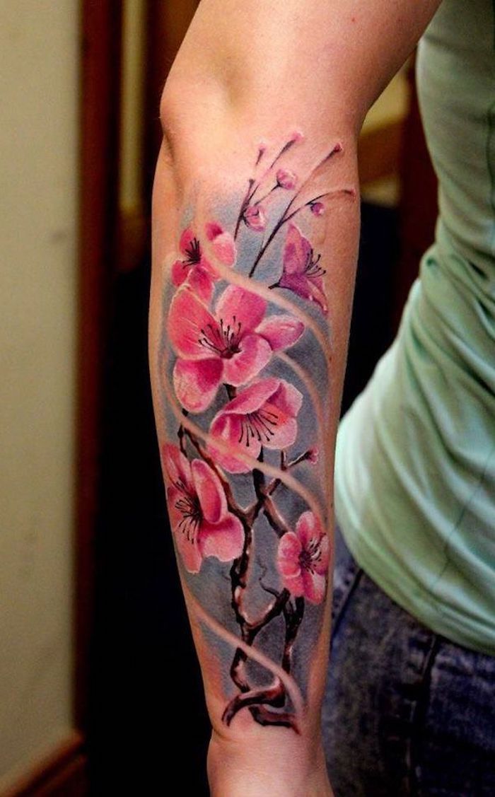 tattoos mit bedeutung, frau mit farbiger tätowierung mit japanischem motiv am unterarm