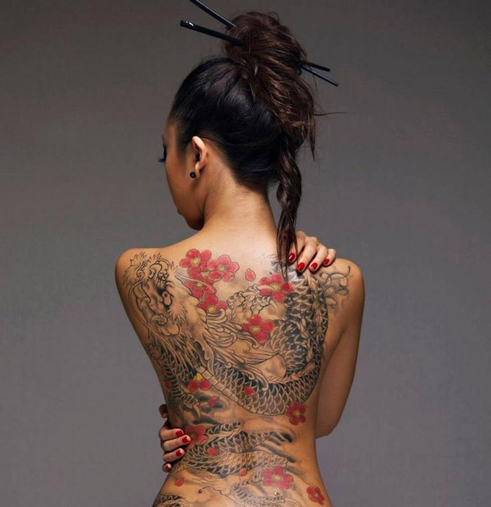 japanische tattoos, frau mit hochgesteckten haaren und großer tätowierung am rücken