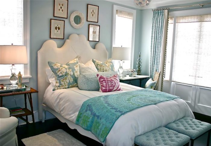 Teenager Zimmer - grüne Bettwäsche und vier Bilder, zwei grüne gepolsterte Hocker