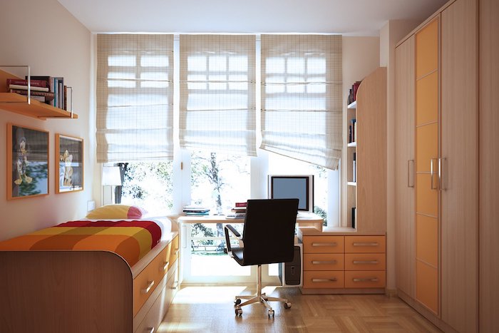 Teenager Zimmer - ein kompaktes Zimmer mit einer orangen Ausstattung, kleines Bett und ein kleiner Schreibtisch