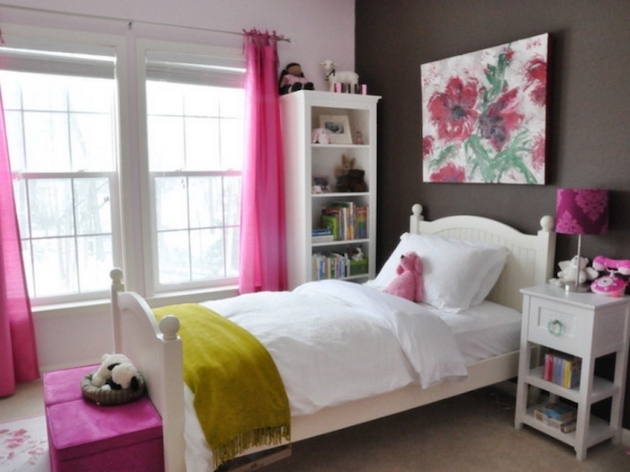 schöne Zimmer - erosa Gardinen, eine braune und eine rosa Wand, ein Wandbild